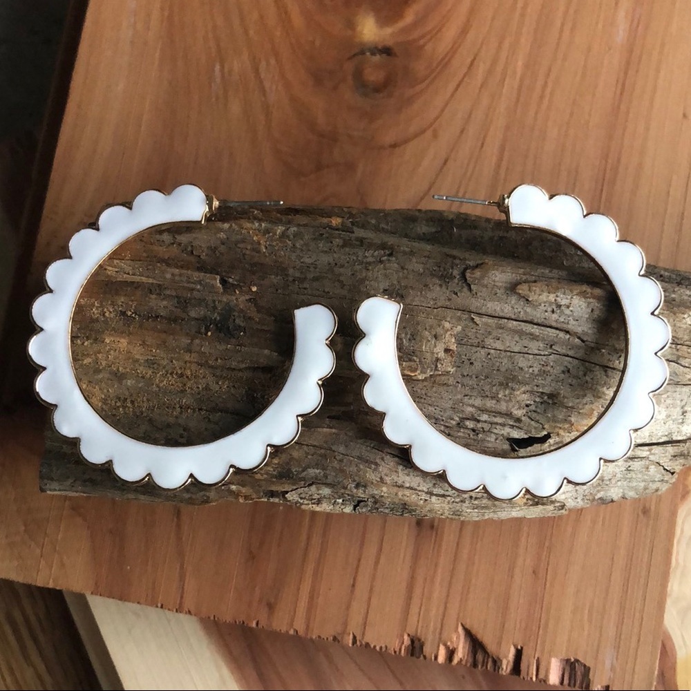 💐Desideria White Scalloped Hoop Earrings - Picture 7 of 8